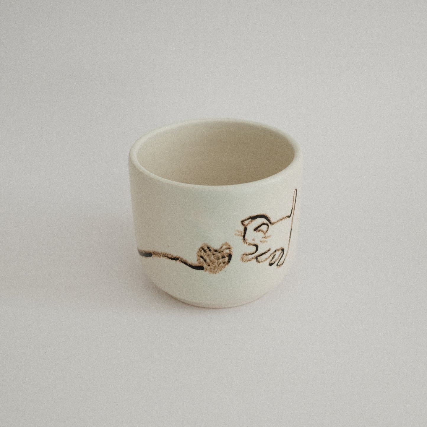 kitty with a ball of yarn cup