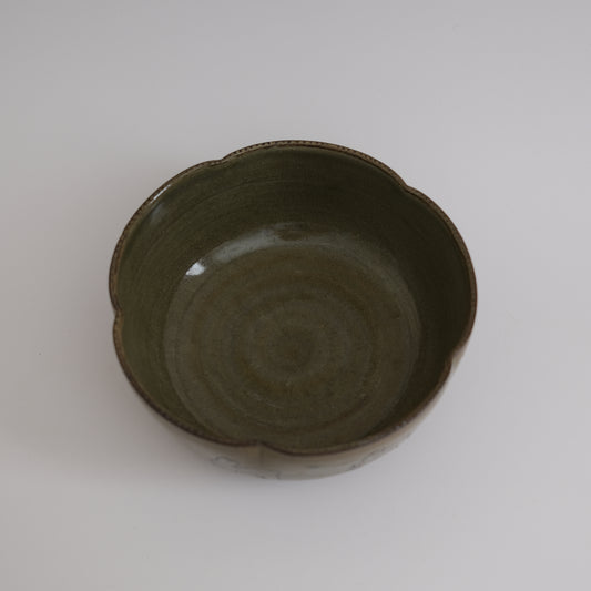 green flower bowl with bunnies